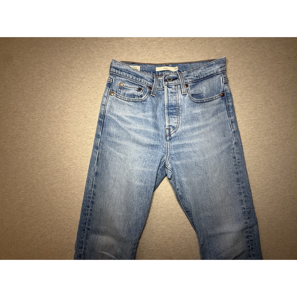 LEVIES Woman's Premium Light Wash Jeans 24